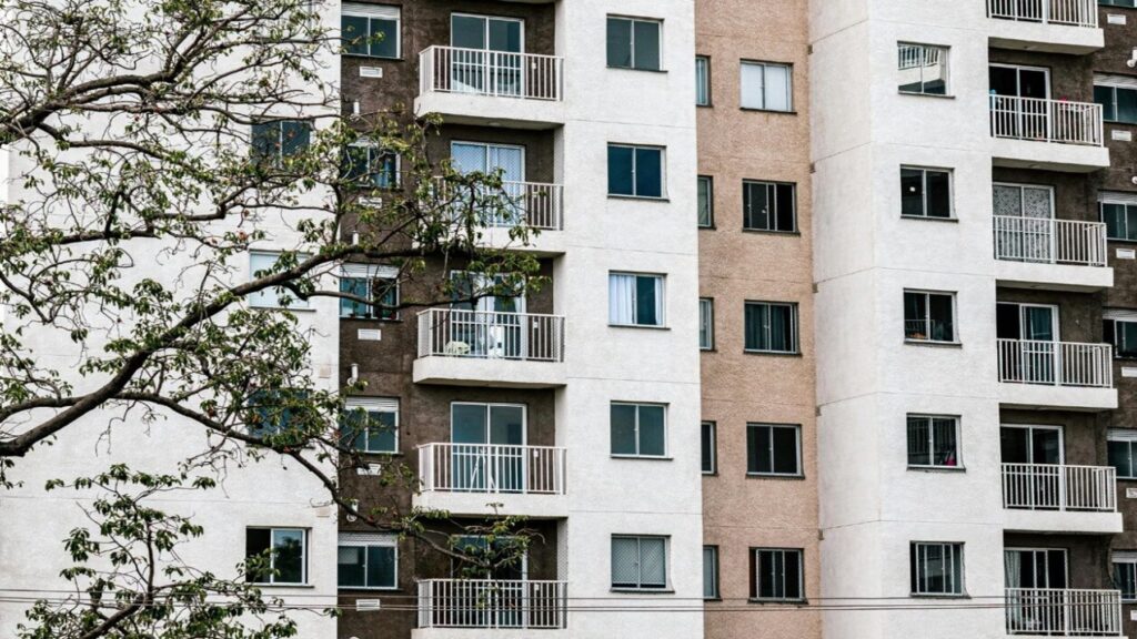 مبانٍ سكنية في إحدى المدن الألمانية؛ حيث يواجه اللاجئون تحديات جمة في الحصول على مأوى. (Foto:  Canva Pro /الصورة تعبيرية)