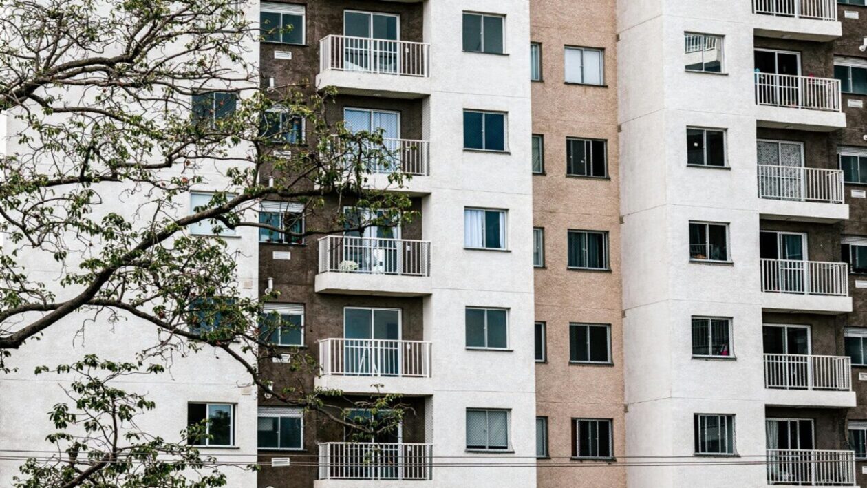مبانٍ سكنية في إحدى المدن الألمانية؛ حيث يواجه اللاجئون تحديات جمة في الحصول على مأوى. (Foto:  Canva Pro /الصورة تعبيرية)