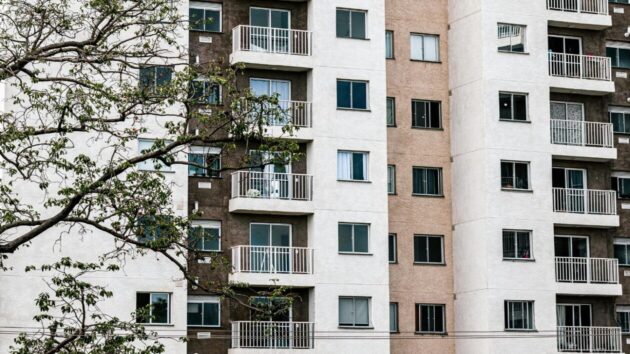 مبانٍ سكنية في إحدى المدن الألمانية؛ حيث يواجه اللاجئون تحديات جمة في الحصول على مأوى. (Foto:  Canva Pro /الصورة تعبيرية)