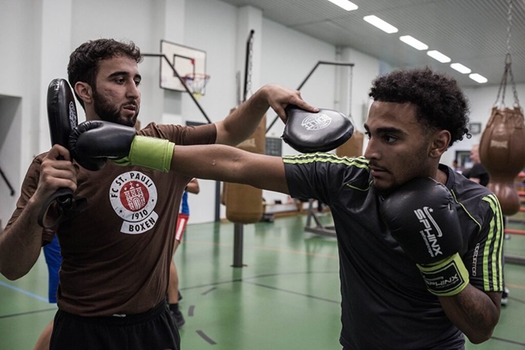 رضا مروت، مربی جوان در بخش بوکس FC St. Pauli، اکنون تجربه خود را برای آموزش و حمایت از نوجوانان پناه‌جو در هامبورگ به کار می‌گیرد.
Foto: Eman Helal