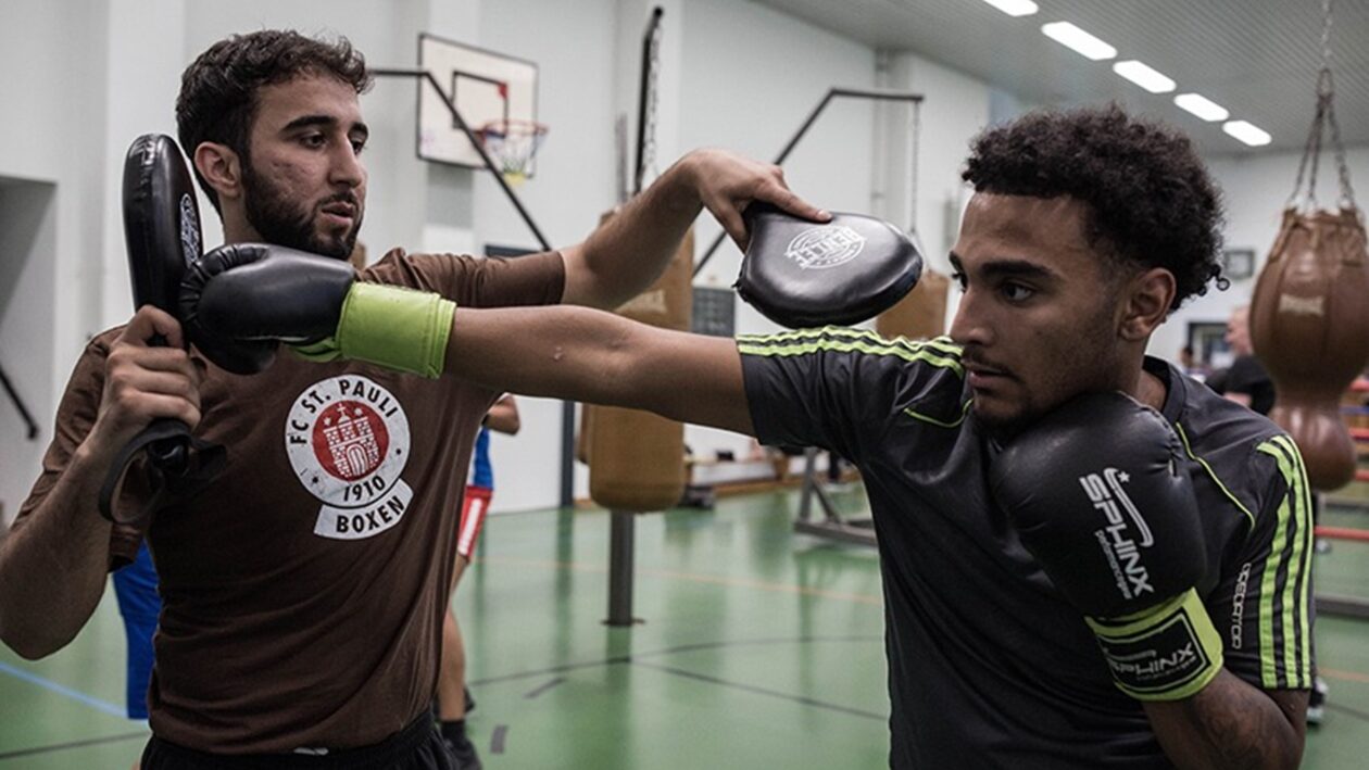 رضا مروت، مربی جوان در بخش بوکس FC St. Pauli، اکنون تجربه خود را برای آموزش و حمایت از نوجوانان پناه‌جو در هامبورگ به کار می‌گیرد.
Foto: Eman Helal