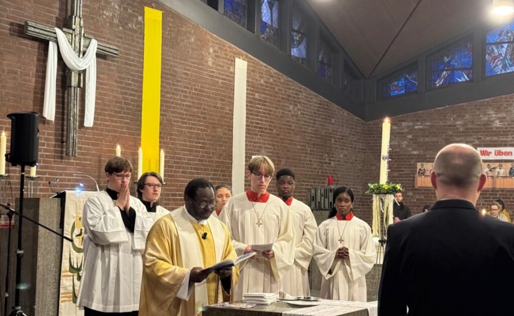 Für Katholiken normal, für Menschen aus anderen Kulturkreisen sehr ungewohnt: Der Oster-Gottesdienst.