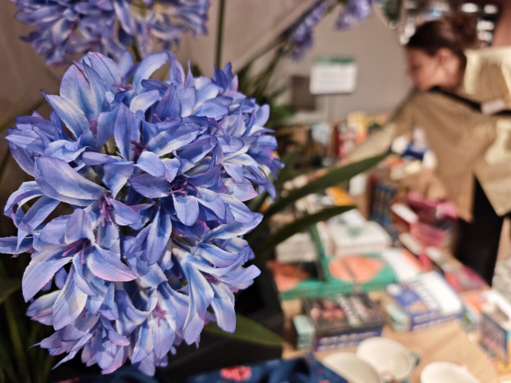 Свіжі квіти в інтер'єрі книгарні Таліа