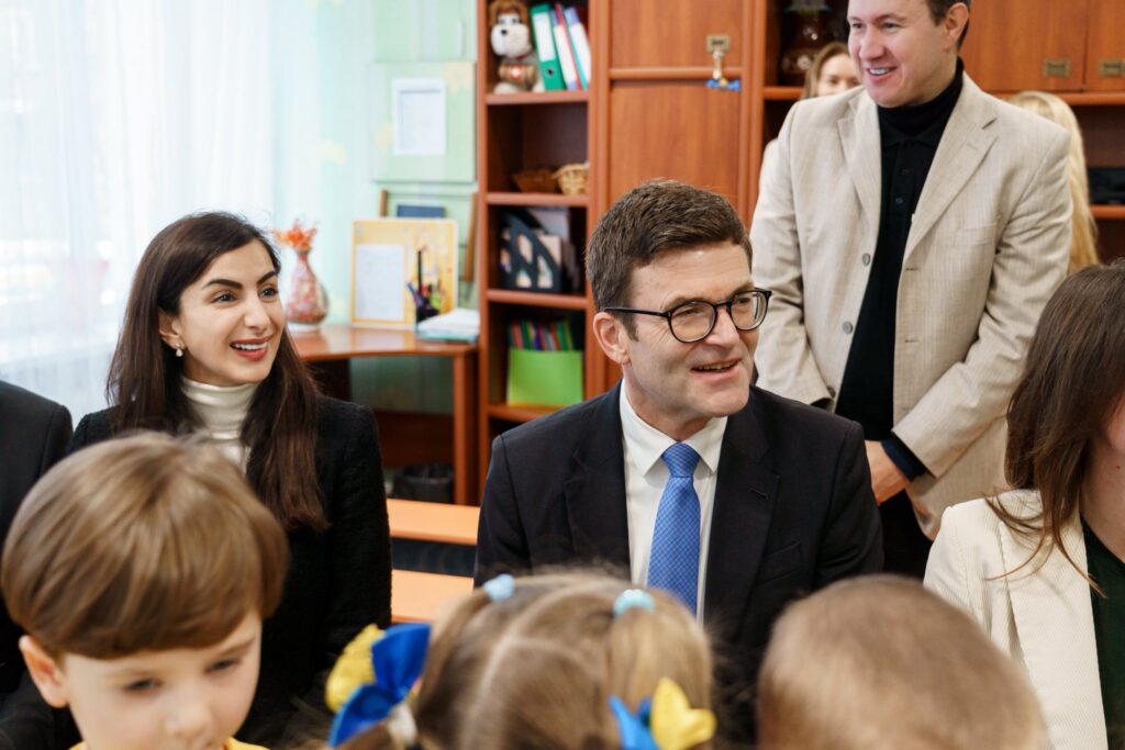 Посол ФРН в Україні Гайко Томс з вихованцями київського дитсадка №334