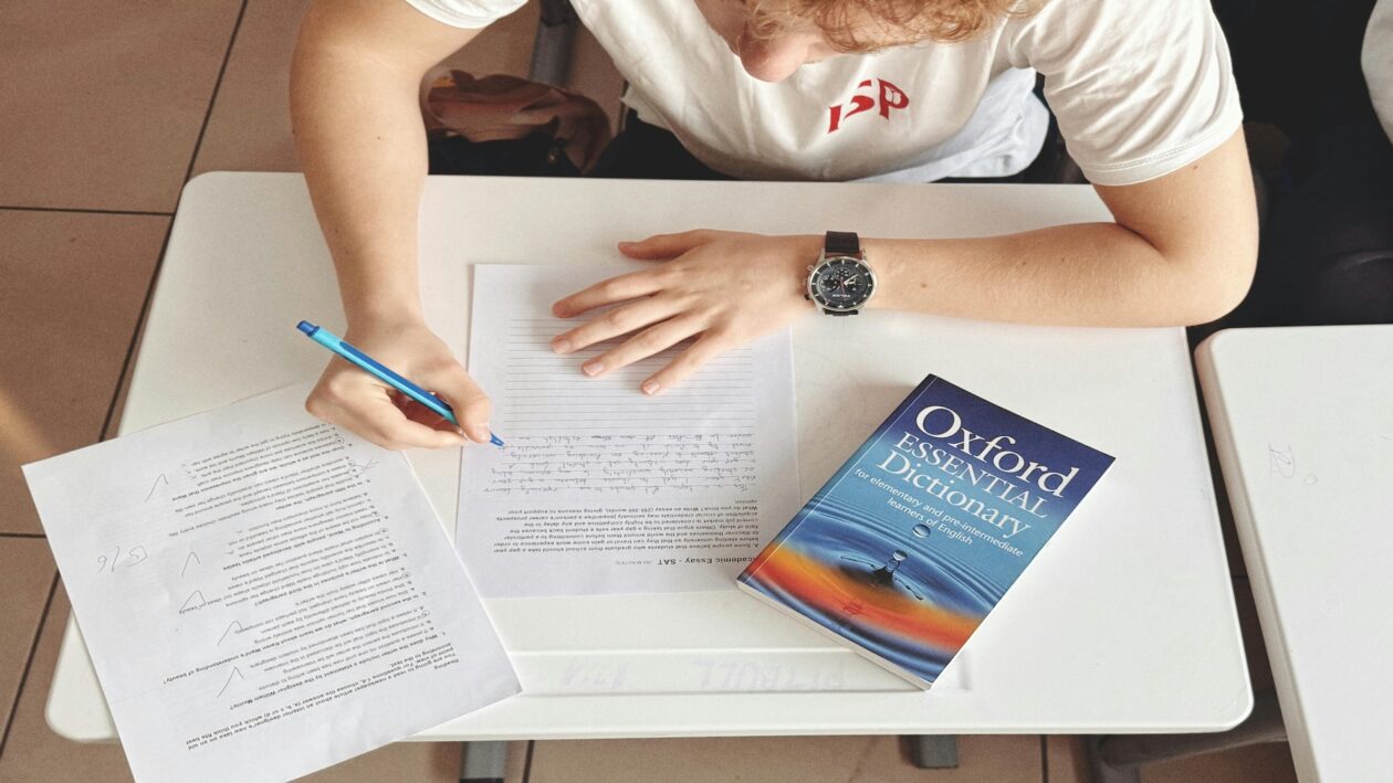 صورة تعبيرية لطالب خلال تقديم امتحانات الـAbitur في ألمانيا (Foto: Canva Pro).