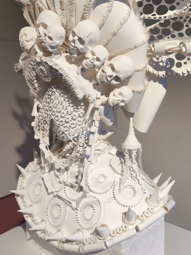 Papierskulptur von Asya Kozina im Museum Schloss Doberlug