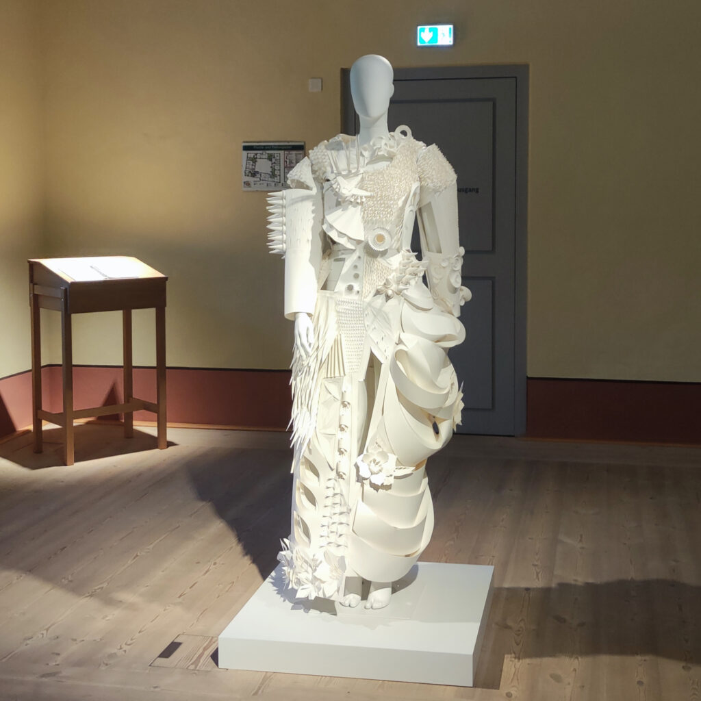Papierskulptur von Asya Kozina im Museum Schloss Doberlug