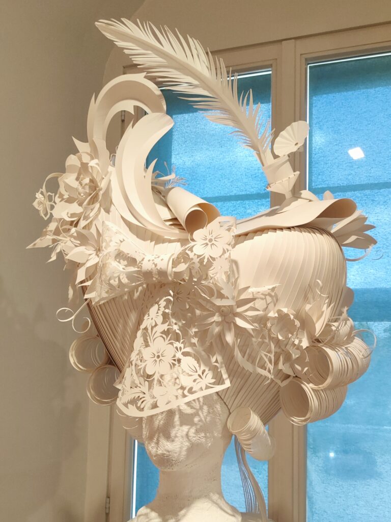 Papierskulptur von Asya Kozina im Museum Schloss Doberlug