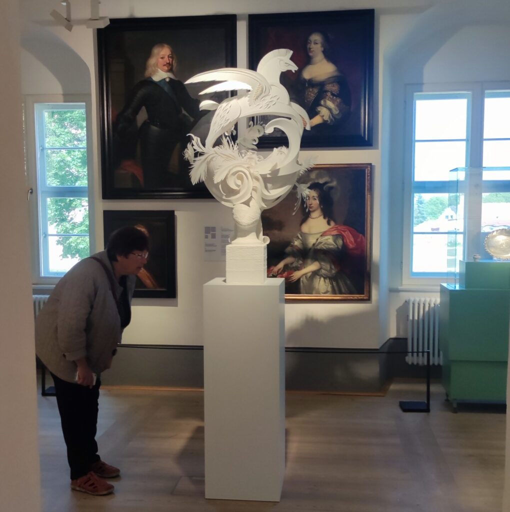 Papierskulptur von Asya Kozina im Museum Schloss Doberlug