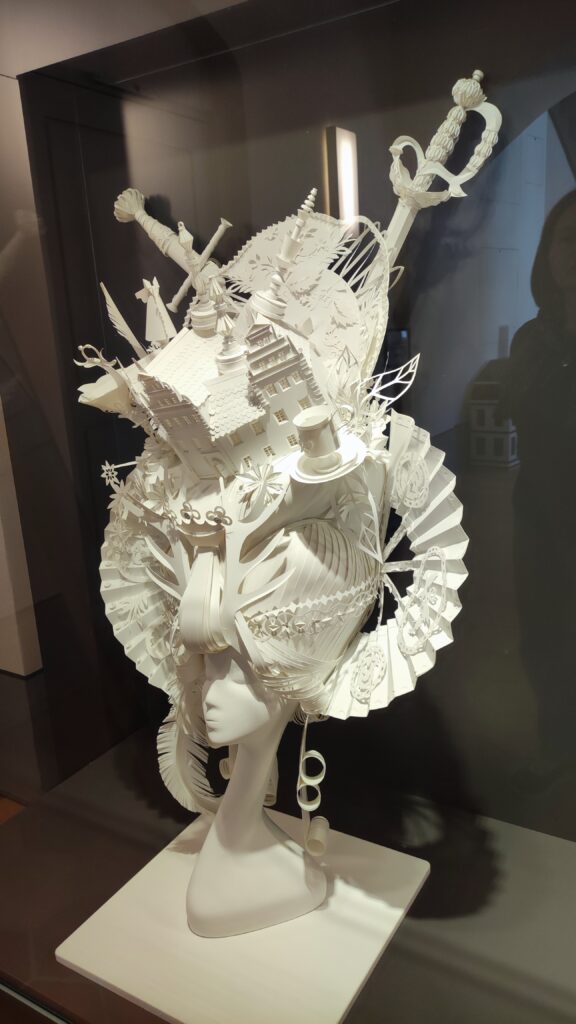Papierskulptur von Asya Kozina im Museum Schloss Doberlug