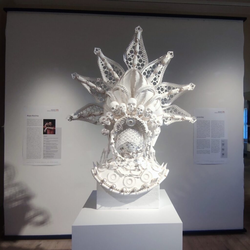 Papierskulptur von Asya Kozina im Museum Schloss Doberlug