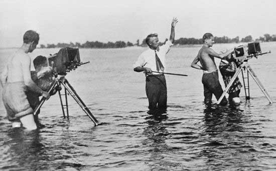 Фото – Wikipedia (суспільне надбання). Довженко на зйомках у 1932 р.
