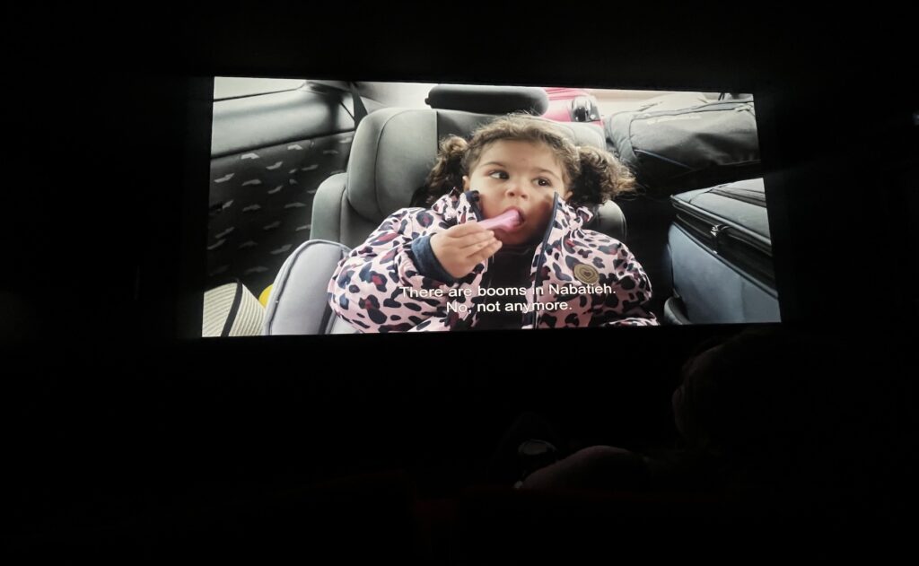 "فيلم الحكايات الجريحة" كاميليا، ابنة نور بلوق والمخرج عباس فاضل، تسأل والدتها بعد وقف إطلاق النار، إن كان هناك قصف على النبطية، فتجيبها الأم بأنه لا يوجد. (Foto: Rita Mahlis)