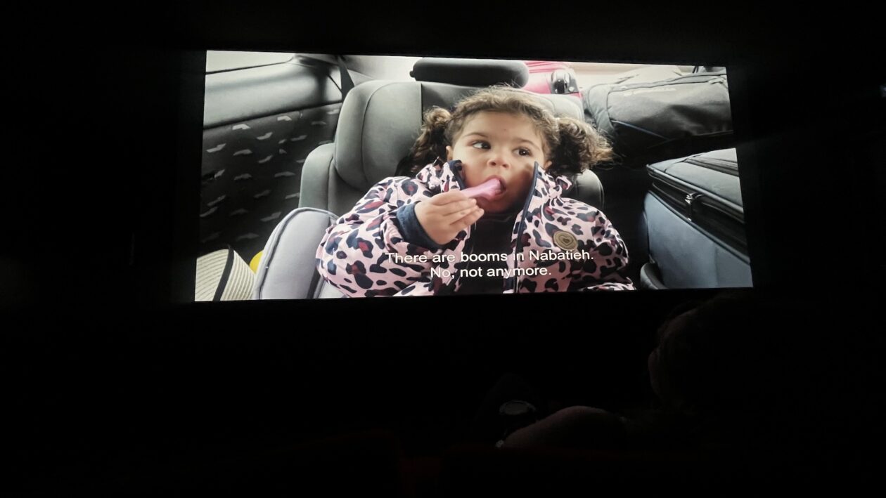 "فيلم الحكايات الجريحة" كاميليا، ابنة نور بلوق والمخرج عباس فاضل، تسأل والدتها بعد وقف إطلاق النار، إن كان هناك قصف على النبطية، فتجيبها الأم بأنه لا يوجد. (Foto: Rita Mahlis)