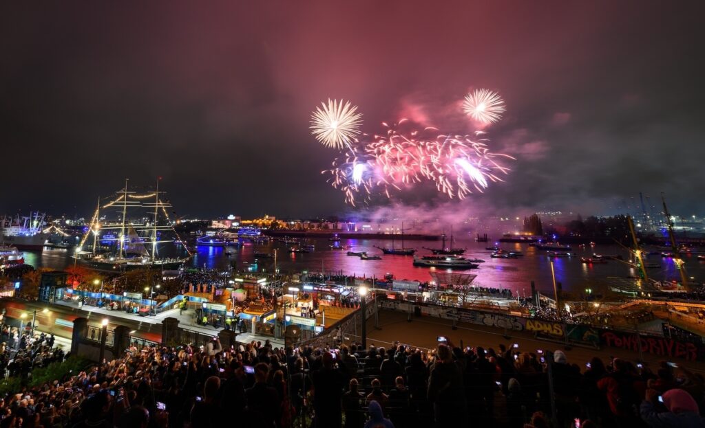 صورة أرشيفية لعرض الألعاب النارية خلال احتفالات عيد ميلاد ميناء هامبورغ عام 2023 ـ Foto: Jonas Walzberg/dpa