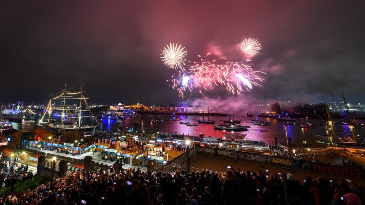 صورة أرشيفية لعرض الألعاب النارية خلال احتفالات عيد ميلاد ميناء هامبورغ عام 2023 ـ Foto: Jonas Walzberg/dpa