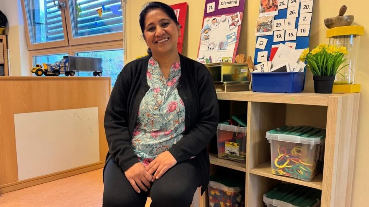 Minakshi Sharma arbeitet seit 2023 als Erzieherin im Kindergarten.
Foto: Nilab Langar
