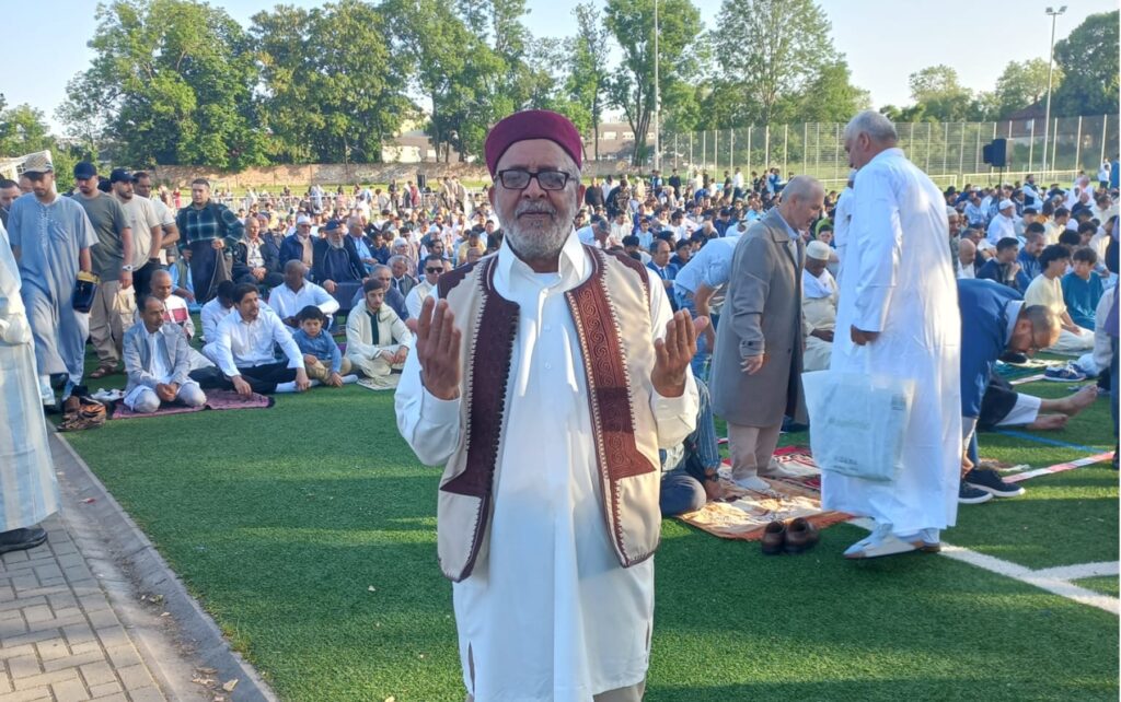 Der libysche Schrifsteller Mohammad Al-Asfar beim Gebet in Bonn Foto: Privat