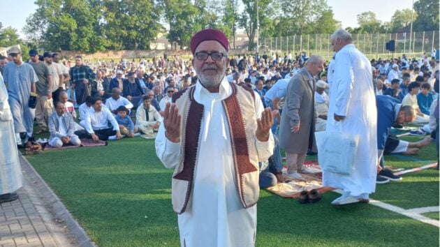 Der libysche Schrifsteller Mohammad Al-Asfar beim Gebet in Bonn Foto: Privat