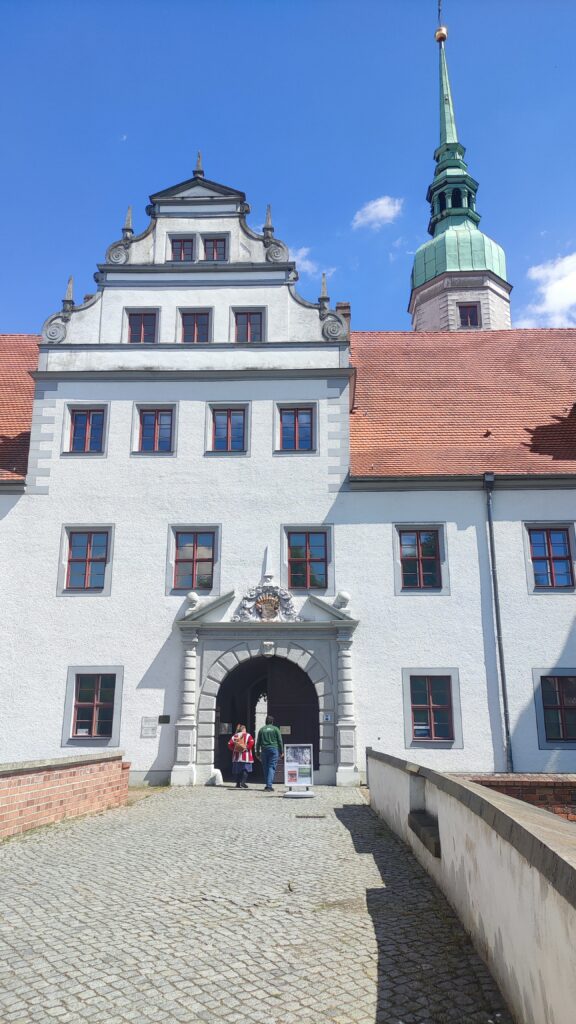 Papierskulptur von Asya Kozina im Museum Schloss Doberlug