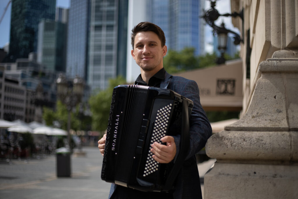 Andrii Fesenko mit Akkordeon © Karina Herbst