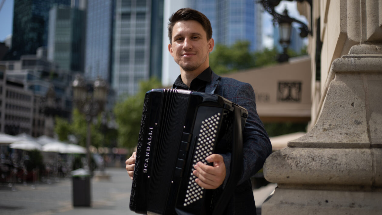 Andrii Fesenko mit Akkordeon © Karina Herbst