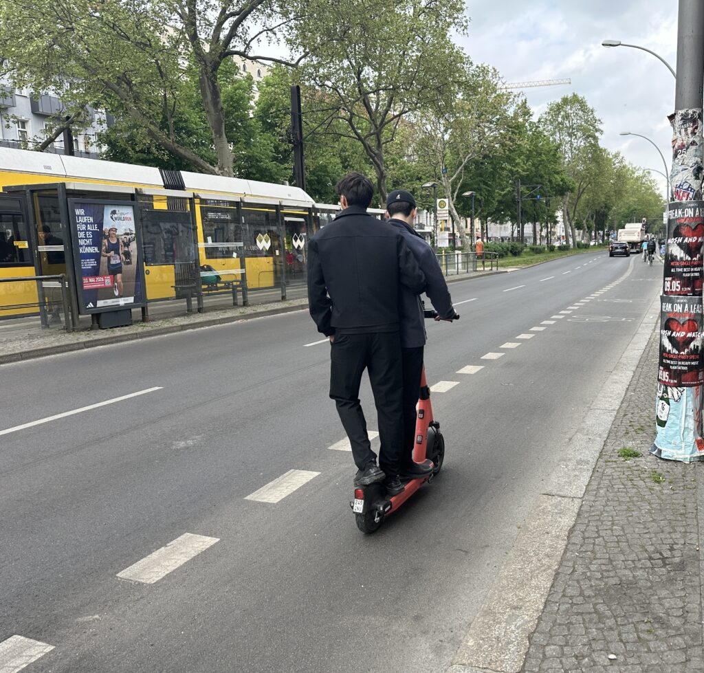 foto eines jungen mannes auf einem e-scooter in berlin
foto: Mohammad Zidan
