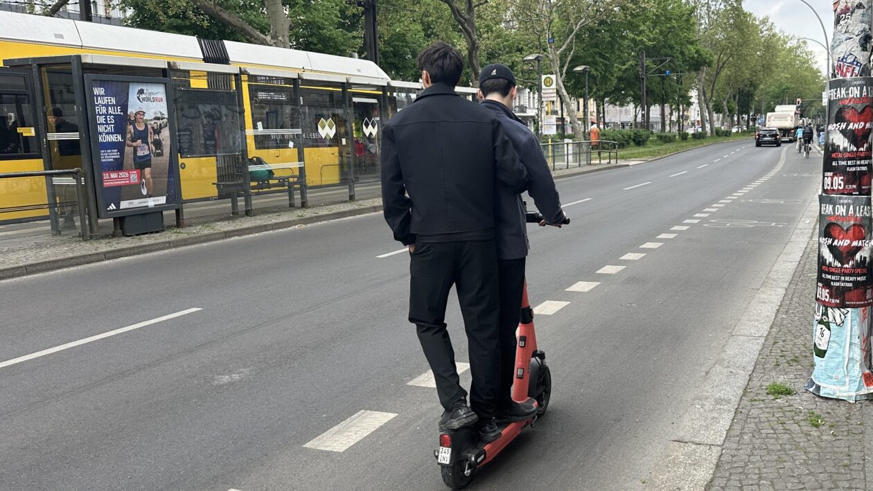 foto eines jungen mannes auf einem e-scooter in berlin
foto: Mohammad Zidan
