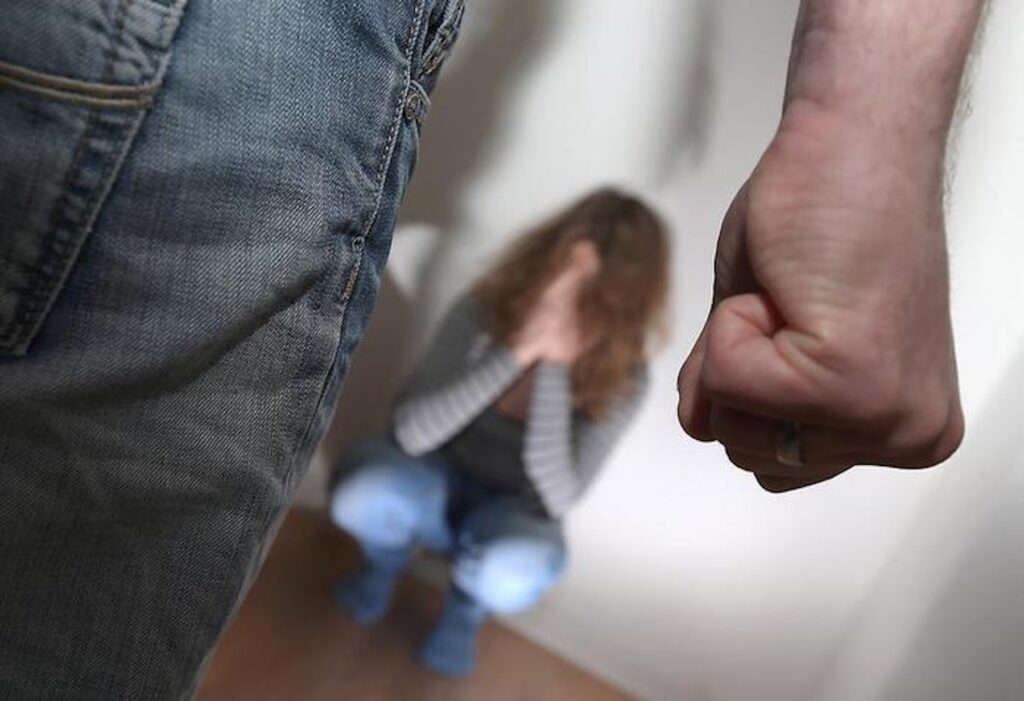 Ein Mann wird gegenueber einer Frau gewalttaetig - Symbolfoto zum Thema "Haeusliche Gewalt" vom 