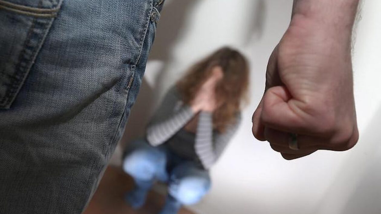 Ein Mann wird gegenueber einer Frau gewalttaetig - Symbolfoto zum Thema "Haeusliche Gewalt" vom 