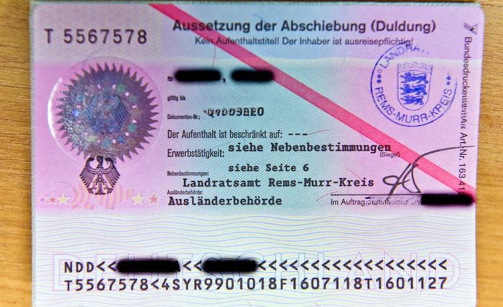 Der Kampf um einen sicheren Aufenthalt prägt das Leben von Ismail.
Foto: Volker Hoschek/epd