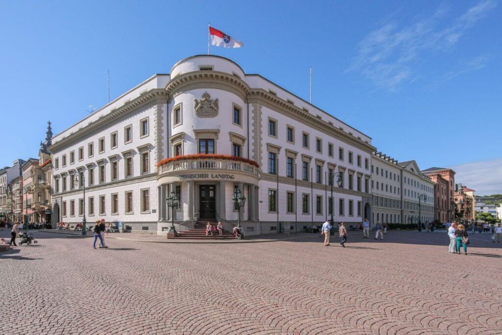 قصر مدينة فيسبادن (Stadtschloss Wiesbaden) مبنى تاريخي يُستخدم اليوم كمقر لبرلمان ولاية هيسن، ويظهر في الصورة كما يُرى من ساحة القصر. (Hessischer Landtag)