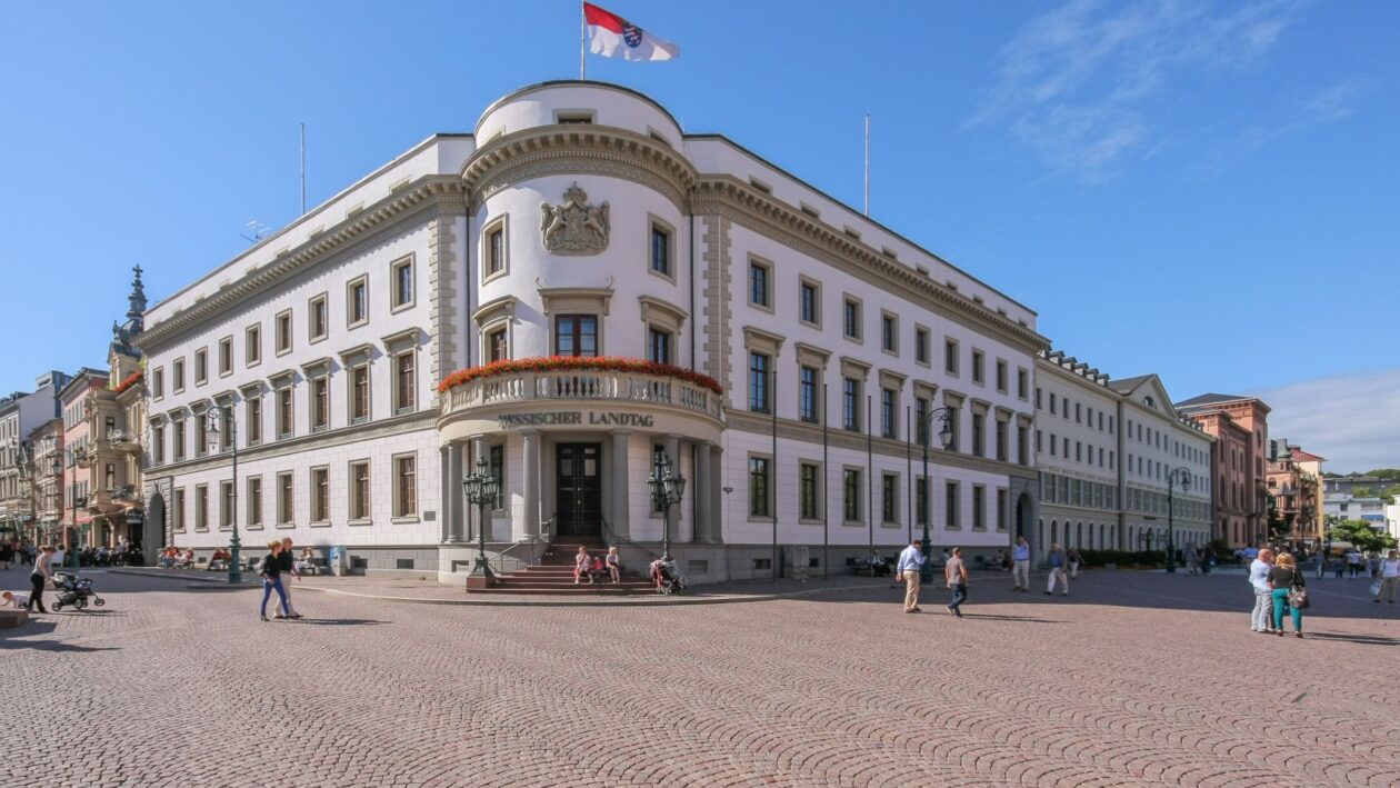 قصر مدينة فيسبادن (Stadtschloss Wiesbaden) مبنى تاريخي يُستخدم اليوم كمقر لبرلمان ولاية هيسن، ويظهر في الصورة كما يُرى من ساحة القصر. (Hessischer Landtag)
