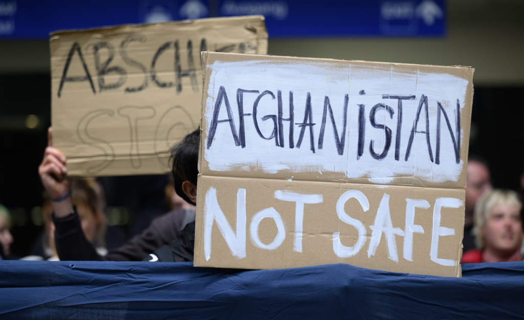 گفت‌وگوی نمایندگان اتحادیه اروپا و طالبان در بروکسل درباره اخراج مهاجران افغان. Foto: Hendrik Schmidt/dpa