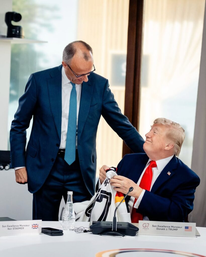 Мерц подарував Трампу футболку збірної Німеччини. Фото – Bundesregierung/Jesco Denzel.