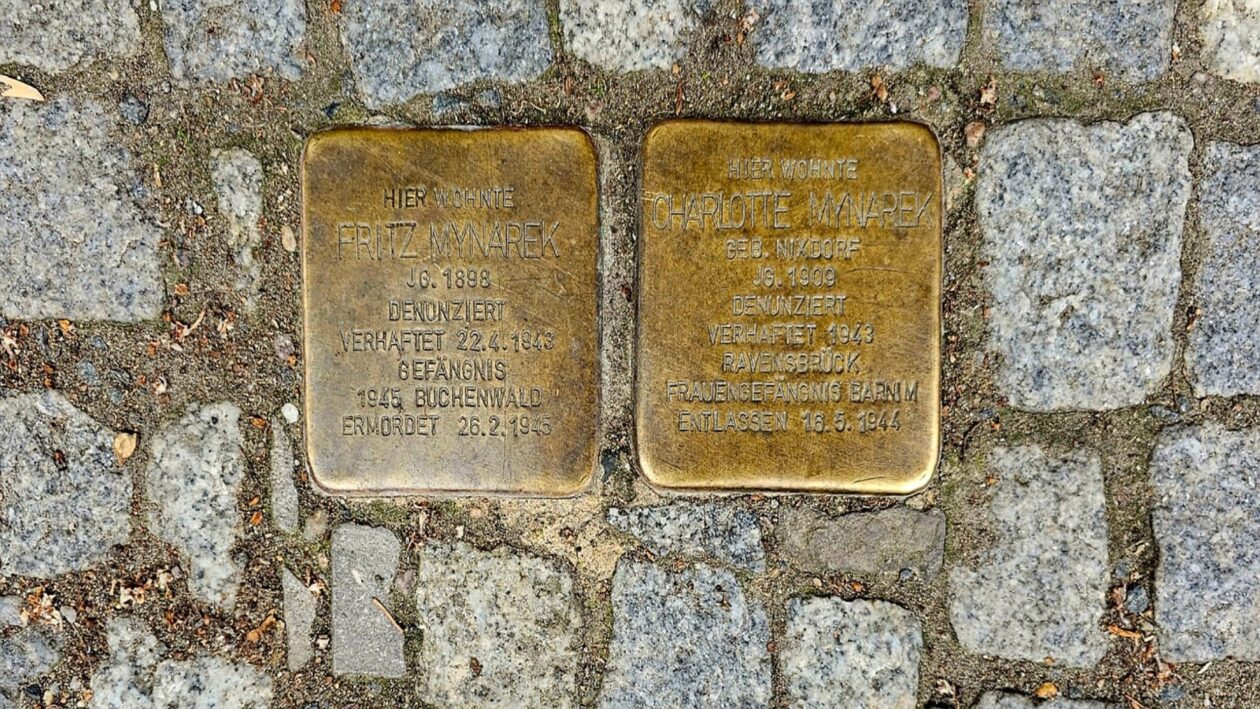 حجارة العثرة (Stolpersteine) في شوارع برلين تعيد إحياء ذكرى الضحايا فريتز وشارلوت ميناريك وتوثق مأساة ملاحقتهما من قِبل النظام النازي. (Foto: Khalid Al Aboud /Amal news)
