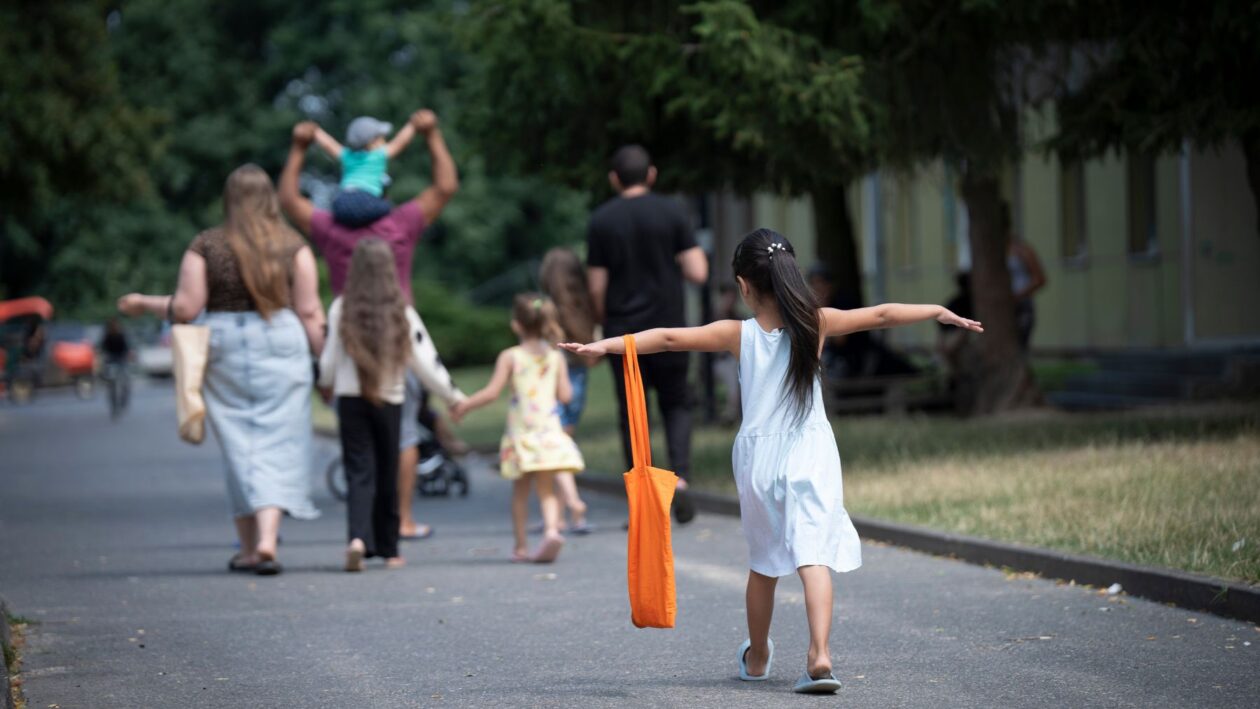 گروهی از مهاجران در یک کمپ مهاجران در آلمان
Foto: epd-bild/Tim Wegner