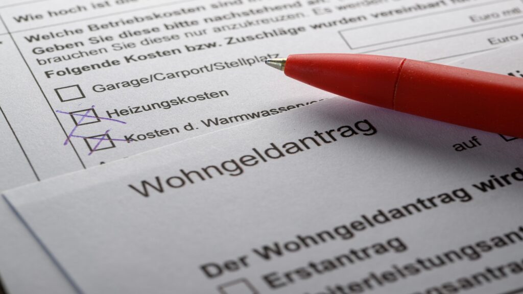 استمارة طلب إعانة السكن في ألمانيا (Wohngeld)، والتي يعتمد عليها مئات الآلاف لتغطية تكاليف الإيجار والتدفئة. (Foto: Robert Michael / dpa)