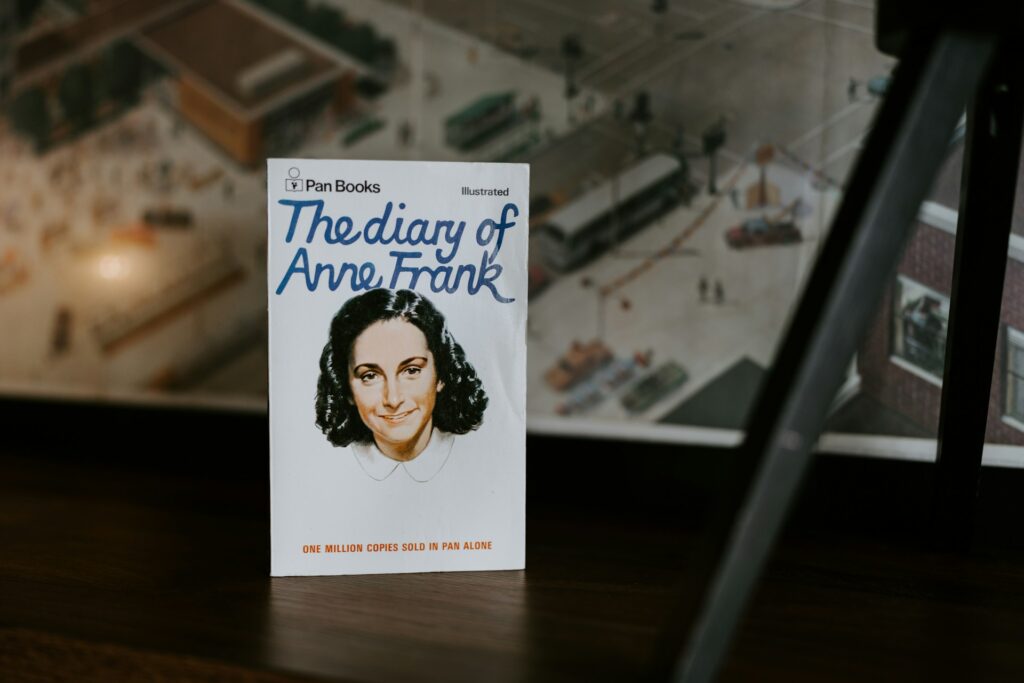 Щоденник Анни Франк – одна з найвідоміших книг у світі. Фото –Kelly Sikkema/Unsplash