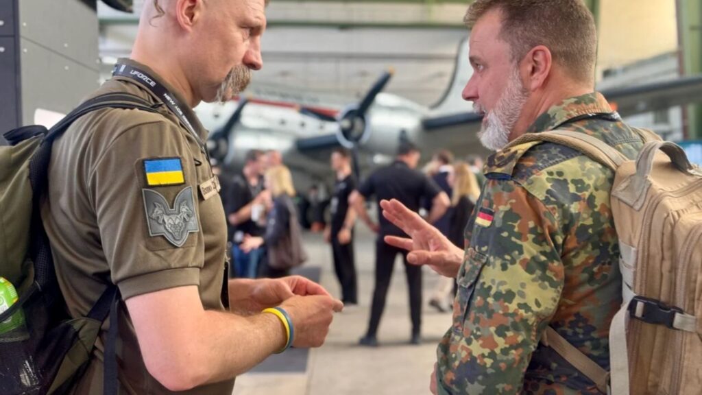 Ukrainische und deutsche Waffenexperten und Militärs im Austausch Foto: Valeriia Semeniuk