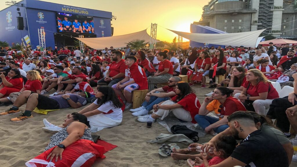 صورة لمشجعي الفريق التركي أثناء عرض مباراة كأس العالم في هامبورغ
Foto: Eman Helal