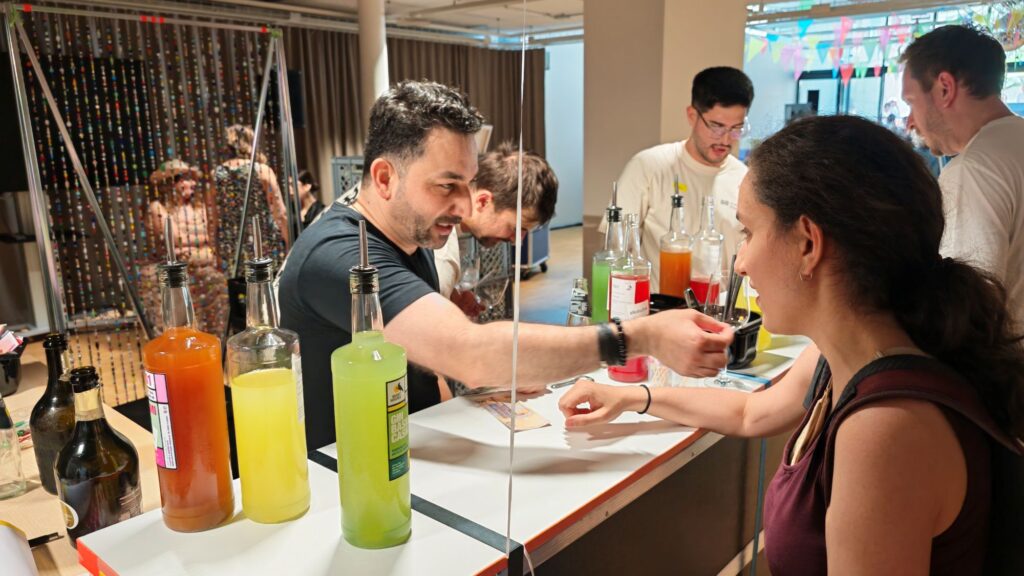 Soziale Cocktail Bar beim Hausfest der Crespo-Foundation Foto:Parwiz Rahimin