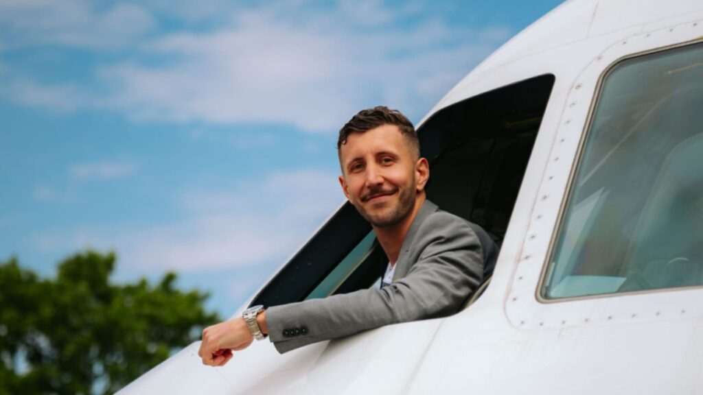 مساعد الطيار السوري رولاند خوري في طائرة تابعة لشركة LEAV Aviation خلال أول رحلة مباشرة من ألمانيا إلى سوريا منذ عام 2015. الرحلة التي انطلقت من ألمانيا إلى دمشق شكّلت عودة تاريخية للرحلات الجوية المباشرة بعد سنوات من التوقف- Bild: LEAV Aviation