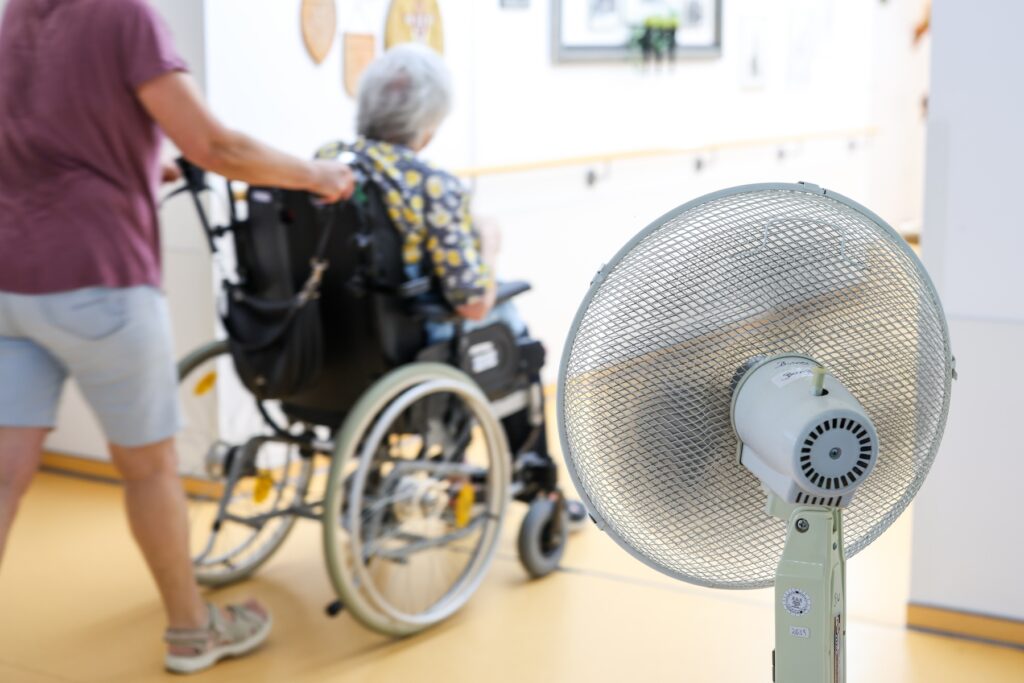 وفاة أكثر من 10 آلاف شخص بسبب ارتفاع درجة الحرارة. Foto: Christoph Reichwein/dpa 