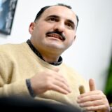 حذيفة المشهداني، مدير المدرسة الألمانية-العربية "ابن خلدون" في برلين، خلال مقابلة صحفية في نوفمبر 2025.