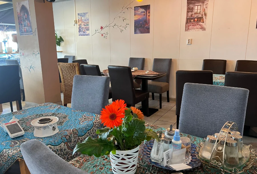 Das Bild zeigt den Innenraum des Café Kardamom.