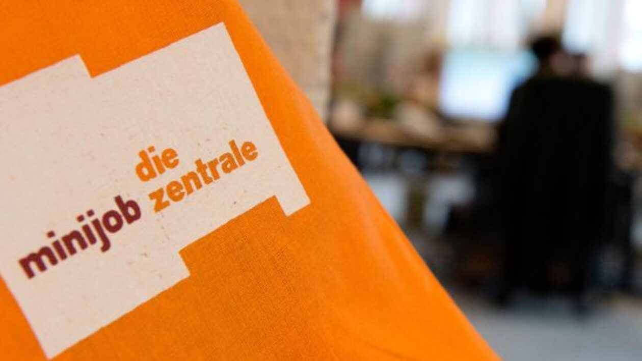 حقيبة تحمل شعار "مركز الوظائف الصغيرة" (Minijob-Zentrale) داخل مركز الخدمات التابع للمؤسسة في مدينة كوتبوس بولاية براندنبورغ، الجهة المسؤولة عن إدارة وتنظيم نظام الوظائف الصغيرة في ألمانيا. Foto: Marc Tirl/dpa