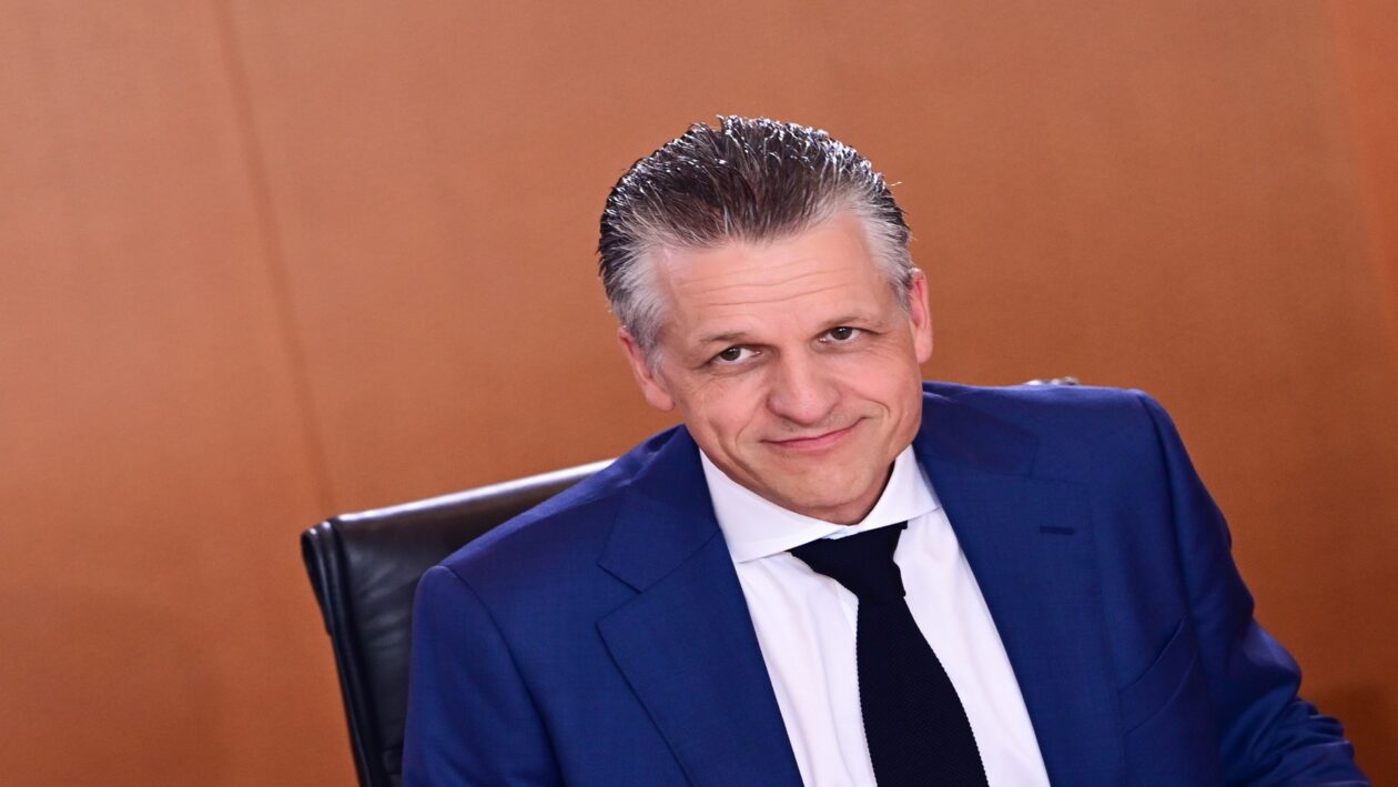 يجلس تورستن فراي (CDU)، رئيس ديوان المستشارية الاتحادية ووزير اتحادي للمهام الخاصة، على مقعده قبل انطلاق جلسة مجلس الوزراء الاتحادي في برلين، 22 تموز/يوليو 2026.
Foto: Sebastian Gollnow/dpa