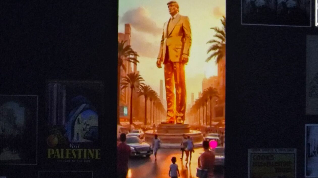 صورة مولدة بالذكاء الاصطناعي للرئيس الأمريكي دونالد ترامب معروضة داخل متحف شيرن في مدينة فرانكفورت ضمن معرض يتناول موضوع الذكاء الاصطناعي. Foto: Haytham Abo Taleb
