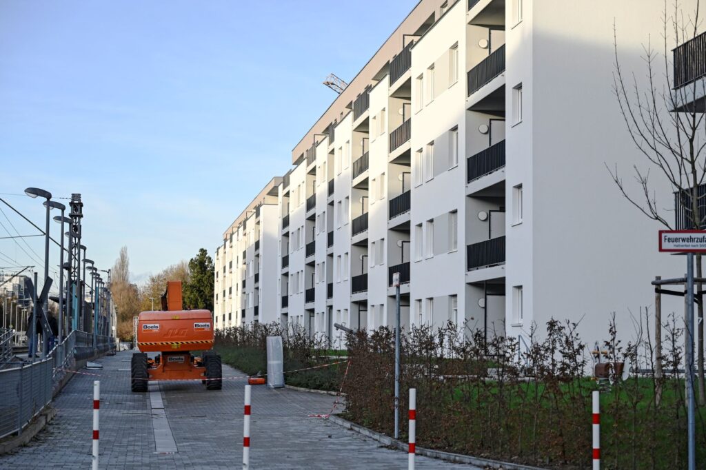 مساكن جديدة في حي هِدِرنهايم (Heddernheim) بمدينة فرانكفورت أم ماين، بتاريخ 1 ديسمبر/كانون الأول 2025. يأتي ذلك في ظل أزمة متفاقمة في سوق السكن بألمانيا. Foto: epd